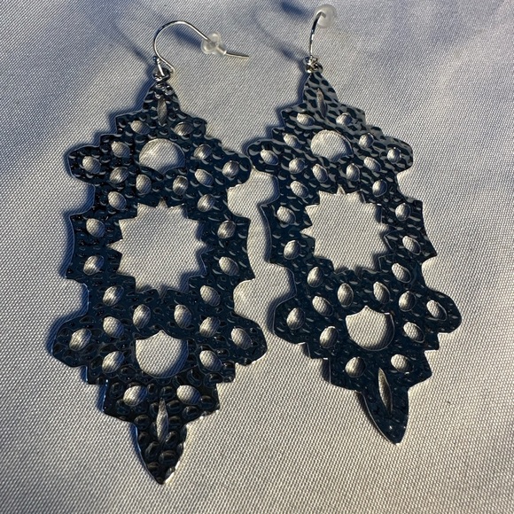 Unusual design hammered silvertone dangle earrings - Picture 2 of 5